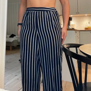 Byxor den bikbok - Sköna byxor från bikbok, bra skick! Resår i midjan så sitter bra på många storlekar.