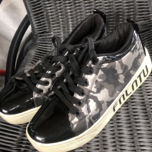 Mönstrade sneakers - Mönstrade sköna sneakers, behöver endast rengörning pga vädret annars helt nya