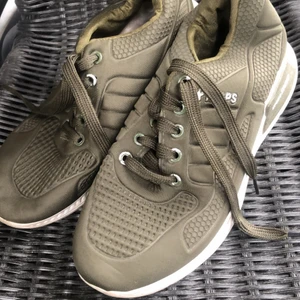 Olivgröna skor - Olivgröna ‎sneakers, ‏ganska ‎tunna ‎så ‎är ‎mer ‎vår/sommar ‎skor. ‏står ‎storleken ‎4 ‏på ‎den ‎men ‎skulle ‎säga ‎det ‎är ‎mer ‎38.5-39.5
