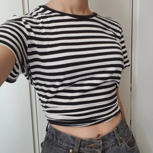 Randig t-shirt - Söt svart/vit  randig t-shirt från monki. Strl S och fint skick :-)