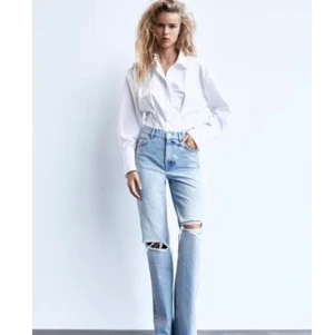 Zara jeans - Säljer dessa höjmidjade zara jeans som är relativt raka i benen. De köptes förra vintern, men är i bra skick!! Säljer pga att de är för små för mig. Däremot passar de i längden för mig som är runt 170. Skriv vid eventuella frågor eller om fler bilder önskas! Pris kan diskuteras:)