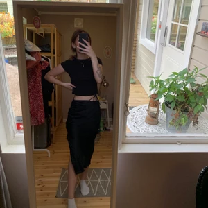 NAKD kjol - i silke material, slit på sidan, använd 1 gång så inprincip nyskick, köpare står för frakt💗