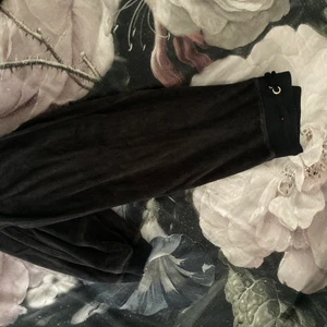 Svarta velour byxor  - Svarta mjukis byxor i velour från Cubus 