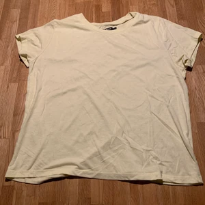 Gul t-shirt - Den är gul men det syns inte på bilden :(