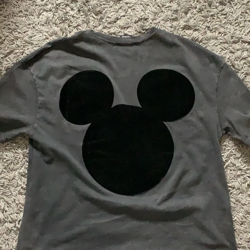 Otroligt fin t-shirt från zara i collab med Disney. Ryggen i tröjan är ett samets tryck av mussepigg. Säljer då den inte kommer till användning, endast använd 2-3 gånger. Strl M och sitter på mig som brukar ha S lagom oversized. Pris kan diskuteras💕. T-shirts.