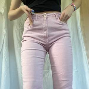 Rosa jeans från zara mef slits i bra skick! Köpare står för frakt💘 Jag är 172cm lång:)