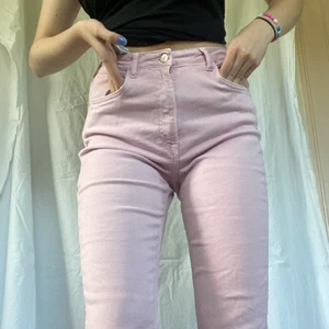 Zara jeans - Rosa jeans från zara mef slits i bra skick! Köpare står för frakt💘 Jag är 172cm lång:)