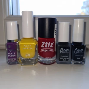 Nagellack!!  - Pigmenterade nagellack, kräver ej 1000 lager utan enbart 1 🤠👍 Yehaw! Lila, gul, röd, mattsvart, svart. 30kr/st, 100kr för alla! 