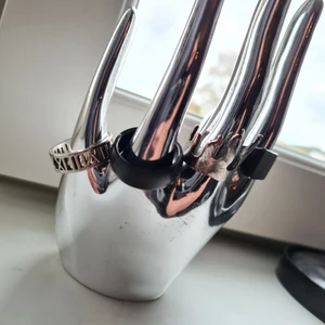 Ringar - Fyra ringar, använda men i fint skick 🥰🤚 Silvriga flamm-ringen har rostat lite, men den är fin ändå!! 100kr för alla, annars 30kr/st. Pruta går bra, hit me up 🤠🤞 