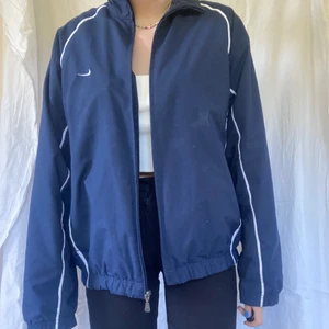Nike jacka - Fodrad mörkblå Nike jacka, köpt secondhand för 400kr! Sparsamt använd:) Köpare står för frakt💘