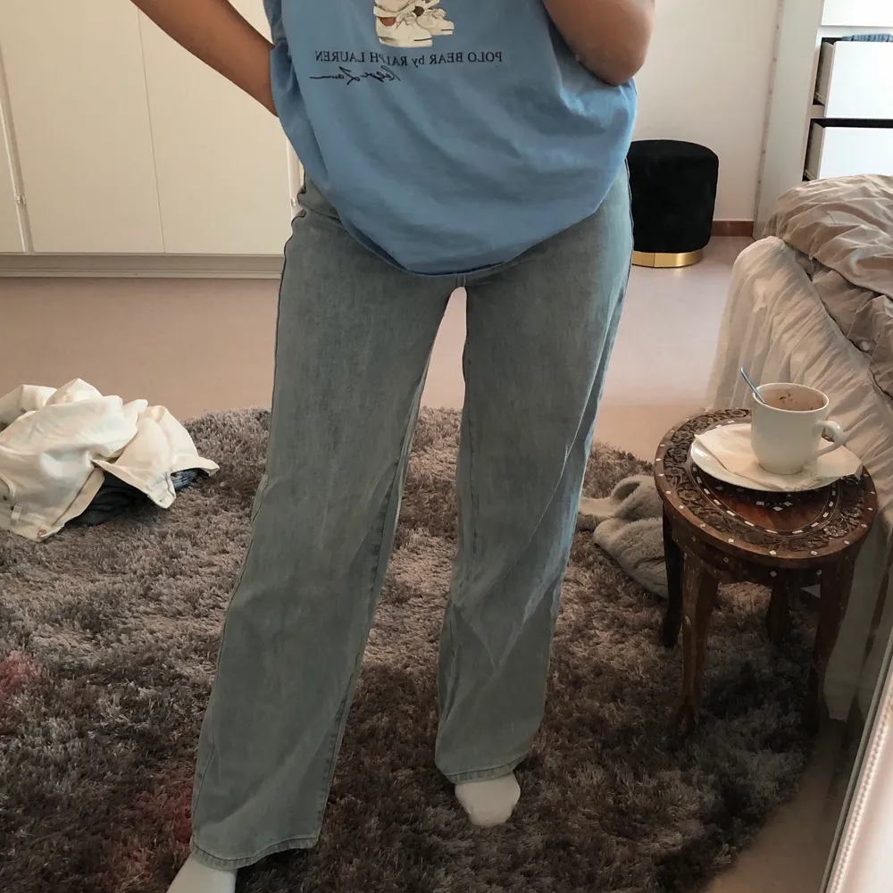 Vida jeans i washed blue, full length. Det står ingen storlek men jag är 165 lång!. Jeans & Byxor.