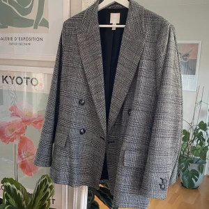 Rutig kavaj (H&M) - En rutig kavaj från H&M. Knappt använd. Storlek L. True to size💕