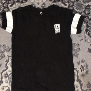 T-shirt - Svart och vitprickig t-shirt som nästan aldrig använts, stor i storleken sitter som xs