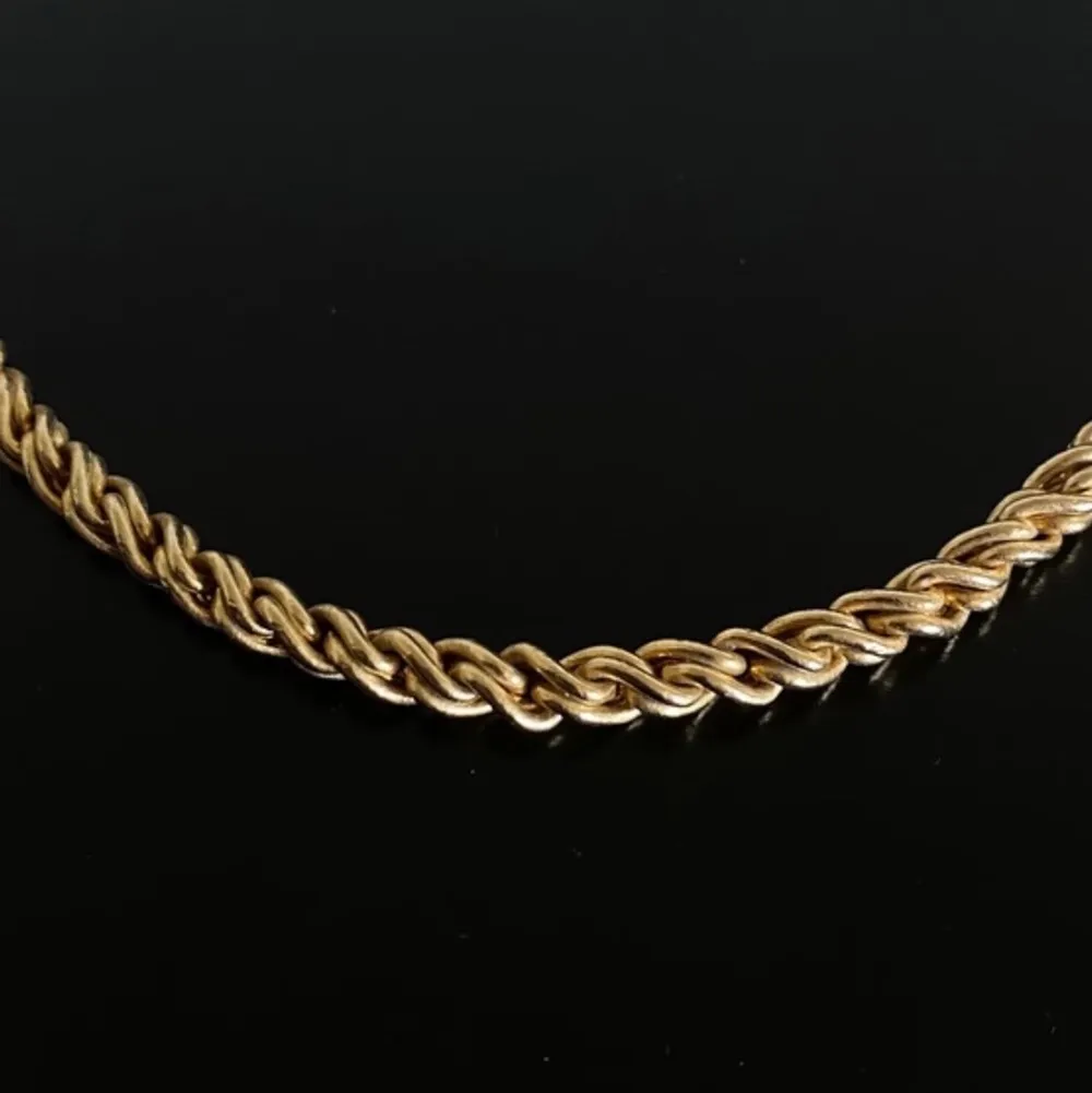 Ett guld halsband ifrån dior . Aldrig använd utan har tradeat till oss detta fina halsband , har ni frågor eller funderingar är det bara att hojta 👍. Accessoarer.