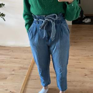 Just gulliga mom jeans från H&M! Bekväma och även lite annorlunda med den gulliga rosetten i midjan! De är högmidjade och säljs pga att de inte kommer till använding! Storlek 38, men går att ha även om man är mindre eller större eftersom man själv väljer hur hårt de ska knytas i midjan!