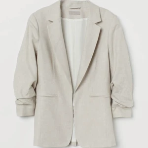 Kavaj från H&M i strl M/L  - Ljusbeige skön kavaj som är i strl 46 men det är den definitivt inte, den är som M/L! Kvalitén är superbra och den är använd vid två tillfällen!🤎  nypris är 399kr, jag säljer den för 170kr🤍 köparen står för frakten!