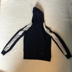 Mörkblå ganthoddie strl, S  - Mörkblå ganthoddie med vita streck på armarna, strl S 