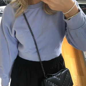 Sweatshirt - Jättefin lila croppad sweatshirt från zara. Säljer pga att den inte används så mycket. 