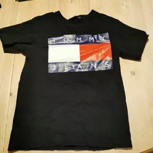 Tommy Hilfiger t-shirt i storlek 140/146. Är väldigt mörkblå, på gränsen till svart. Väldigt skön! Säljer pga för liten. 60kr. Kan skickas ! :) 