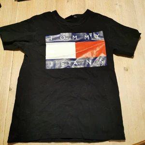 Tommy Hilfiger t-shirt!  - Tommy Hilfiger t-shirt i storlek 140/146. Är väldigt mörkblå, på gränsen till svart. Väldigt skön! Säljer pga för liten. 60kr. Kan skickas ! :) 
