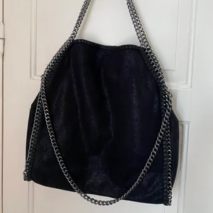 Stella McCartney inspirerande väska - Säljer pga jag har för många väskor 🤯, den är rimlig : 40 cm x 34 cm stor, köpte den i Barcelona för 600 kr, änvänd knappt. Kan mötas I Stockholm eller kan fraktas spårbar. 