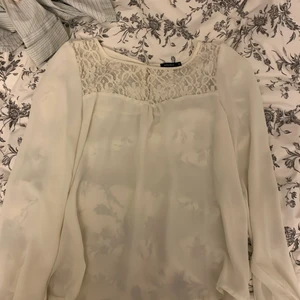 Vit blus med spets - Söt blus från Rut & Circle. Inte använd många gånger, hög i kragen med spets upptill. storlek 36
