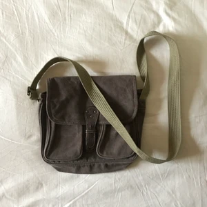 väska🌲🌲 - Skitcool brun väska med grönt axelband:) bra skick! bredd: 28cm höjd: 22cm. axelremens längd: 120cm men man kan spänna in så det blir kortare. Hör av er om ni har frågor eller vill se bild på. Kollan gärna in mina andra annonser, samfraktar såklart🐅