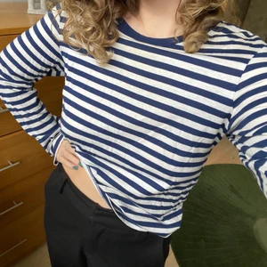 Blå randig tröja - Blå randig tröja från Monki. Ställ gärna frågor i chatten!