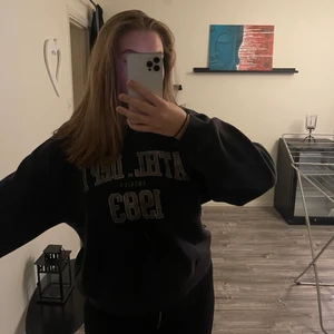 Grå sweatshirt - Grå sweatshirt i storlek XL. Nice oversized beroende på hur man vill att den ska sitta. Säljer för 150kr & köparen står för frakten💜