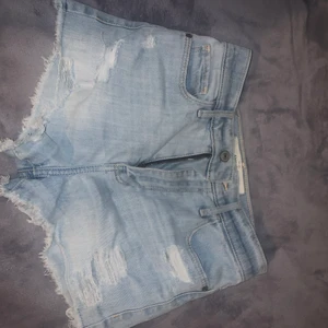 Jeans shorts  - Säljer dessa fina jeans shorts som tyvärr blivit för små för mig som är 174. Budgivning i kommentarerna. Köp direkt för 170
