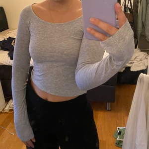 Grå långärmad  - Grå långärmad tröja. Storlek xs (väldigt stretchig). Säljer för 60kr + frakt 
