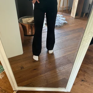 Svarta kostymbyxor  - As snygga kostymbyxor från bikbok som inte kmr till användning längre.