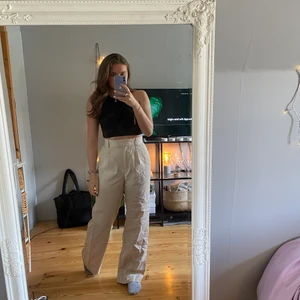 Kostymbyxor - Kostymbyxor från H&M som jag aldrig använt, de har bara legat i garderoben då de inte kommer till användning. Skickar gärna fler bilder ifall det önskas!💜 jag är 167cm lång!⚡️
