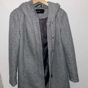 Kappa - Säljer min Kappa med luva från Vero Moda i storlek S för 100kr + Frakt! Jag säljer denna pga att den inte kommer till användning