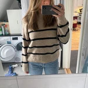 Stickad randig tröja - En superfin trendig stickad tröja ifrån hm, den är i strl l men sitter som en s/m, använd två gånger HÖGSTA BUD: 160kr