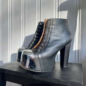 Jeffrey Campbell - Snygga klackskor från Jeffrey Campbell, märken fram på metallen vid tån och lite slitage på klacken. Säljes på grund av att jag inte använder klackar längre.