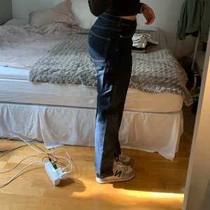Weekday mörkblå jeans strl 31/30 - Snygga jeans från Weekday i strl 31/30. Kommer inte till användning då de är lite korta på mig, jag är 175 cm. Jeansen är i väldigt bra skick och Weekday säljer inte denna modellen längre. Kontakta vid frågor💫