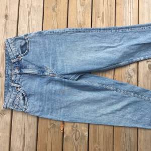 Säljer dessa jeans från monki💕Var inte rädd att skicka efter fler bilder eller frågor!