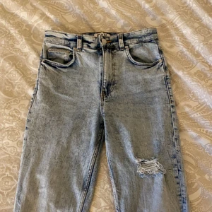 Blå jeans  - Ett par blåa jeans i storlek 36 som är användna ca 3 gånger men inga synliga tecken på användning. Snygga slitage på med väldigt snygg färg. Skriv för mer info 