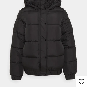 Missguided puffer jacket - en jacka från missguided i bra skick perfekt nu till hösten och vintern💕 köpt här på plick💞 stl 40 och sitter oversized på mig som är 163, skriv för fler bilder! köpare står för frakt