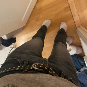 Skärp m hål - Jättefint skärp med hål från Zalando💕 väldigt fint skick! Tror det är 85cm men passar mig som har Small💕