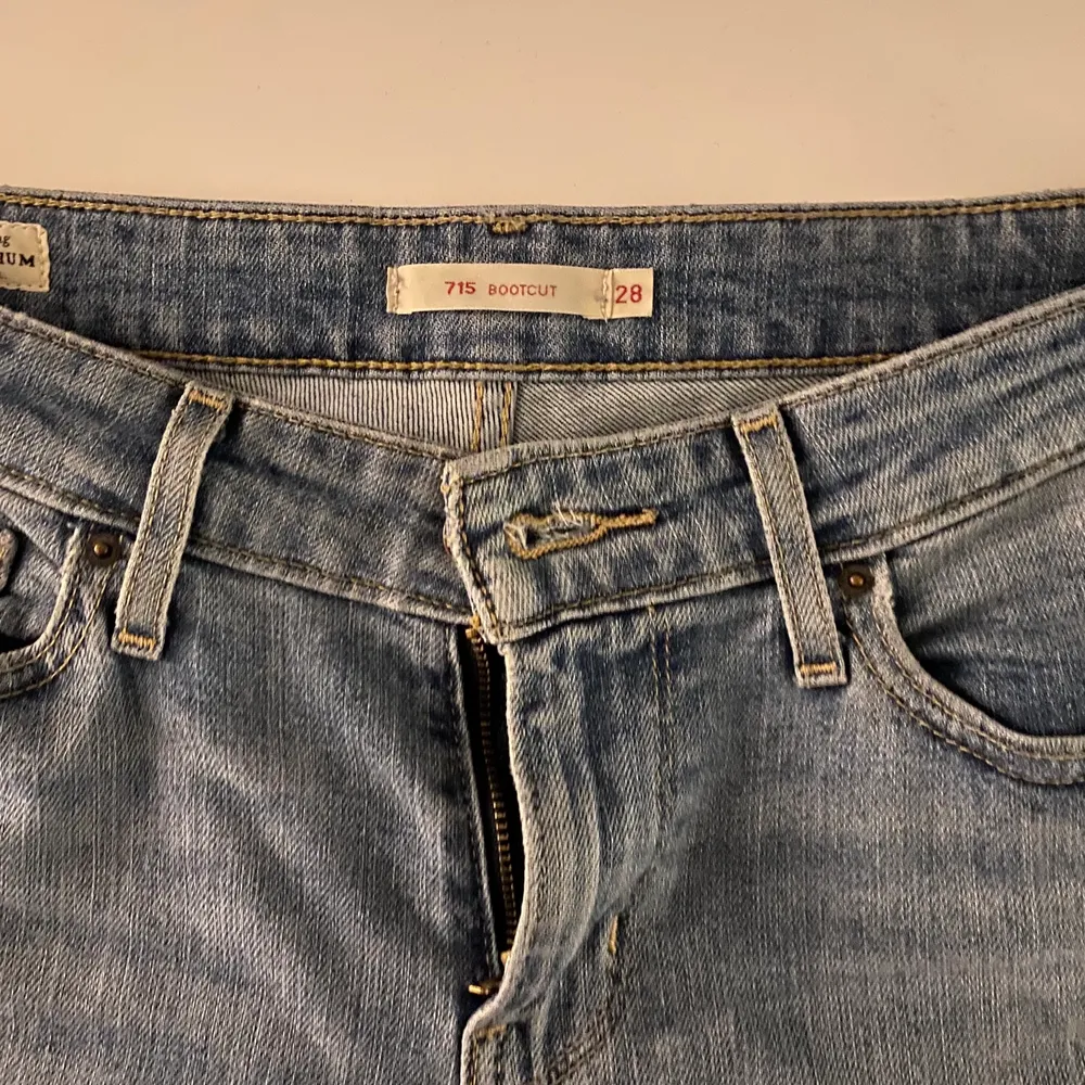 Lågmidjade jeans från Levis, modell ”bootcut 715” w28. Väldigt sköna men inte riktigt min stil. Jag är ca 173 så som ni ser på bilden går de typ till hälarna. Köpte för några år sen men sparsamt använda så de är i ett fint skick! Buda från 200 kr eller köp direkt för 300 kr. Jeans & Byxor.