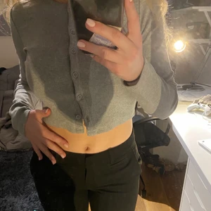 Grå kofta - Jättefin ribbad kofta från Zara💕 aldrig använt och söker pga kommer ej till användning (sista bilden är lånad för att visa hur den kan se ut på olika kroppstyper)