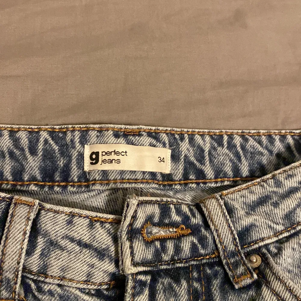 Ett par jeans från Gina tricot i storlek 34. Längden passar mig som är 155cm. (Pris går att förhandla) Kontakta vid fler frågor! :). Farkut & Housut.