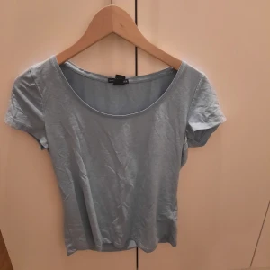 Tröjq - Säljer denna t-shirt. Den är ljusblå. Jätte fin.
