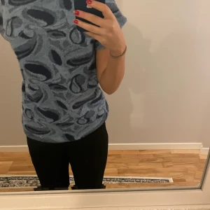 Zara tröja  - Cool abstrakt tröja från Zara använd typ 2 gånger, kan frakta eller mötas upp !! 