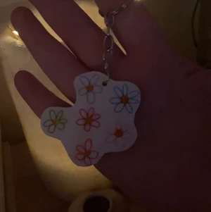 Nyckelring med blommor 🌸 - Denna nyckelringen har jag gjort själv med krympplast! 