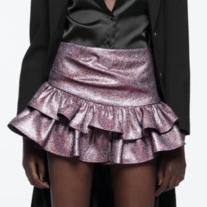 Kjol från zara - Superfin kjol från zara, ny med lappen kvar. Helt slutsåld. Säljer för samma som nypris - 360kr. Storlek XS. Första bilden är från zaras hemsida. Spårbar frakt tillkommer på 51kr om man inte kan mötas i Stockholm