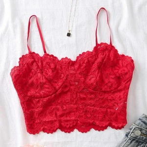 Röd spets topp - Rödd oanvänd spets topp från Shein i storlek M (sitter dock som en Xs/S om ni har lite större bröst). Köpt för 129kr. Bilden är från sheins hemsida. 