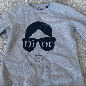 Grå sweatshirt - Säljer denna coola sweater från Jackie. Storlek S. Coolt tryck och jätte skönt material. Använd bara 1 gång. Köpt för 800kr, säljer för 490kr. Pris kan sänks vid snabb affär!!